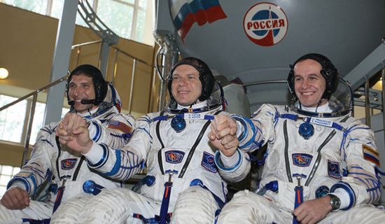 在国际空间站工作满半年的俄罗斯宇航员奥列格・科托夫和谢尔盖・梁赞斯基及美国宇航员迈克・霍普金斯准备返回地球。