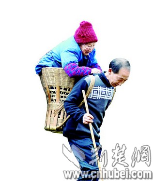 图为:87岁的黄先秀用背篓将孩子一个个背大,现在孩子们用背篓背着她