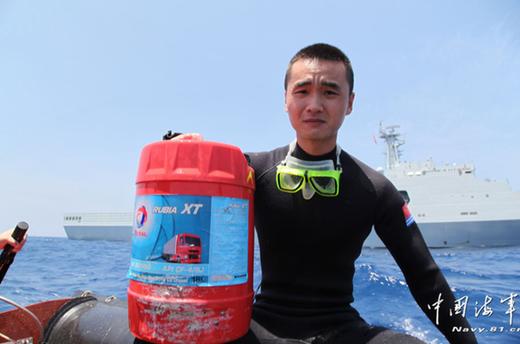 中國衛星發現漂浮物 我海軍打撈到救生衣