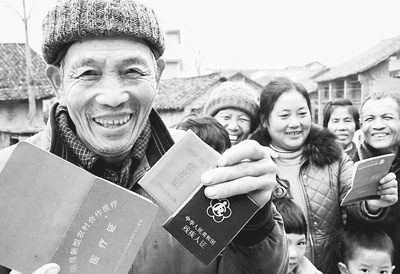 3月8日，湖南省邵阳县九公桥镇合意村的农民正在办理社保待遇领取手续。该县10万余名农村老人领养老金。