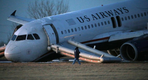 全美航空一架载有149人的飞机准备起飞时，前起落架坍塌。