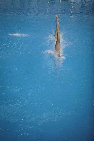 图文:北京站女子双人十米台 运动员入水瞬间