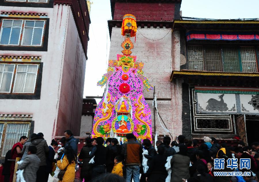 西藏昌都强巴林寺举办盛大酥油花灯节组图