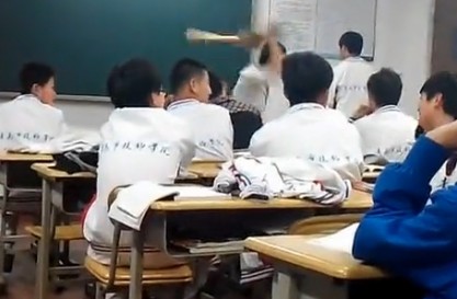 青岛市技师学院老师持扫帚暴打学生组图