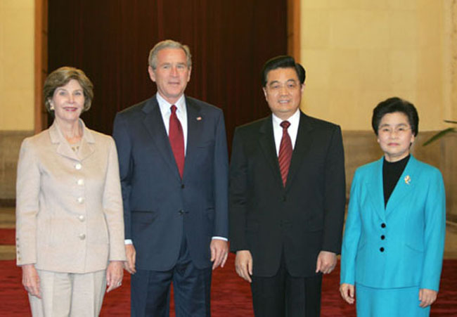 1972年2月21日，美利坚合众国总统理查德· 尼克松及夫人到达北京，周恩来总理亲临机场迎接。