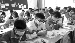 平阳中学高二某班学生们戴着口罩上课,抗议附近企业排出刺鼻的工业废气