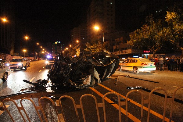 賓利撞車致1死2傷大連四大路段是飆車族出沒地