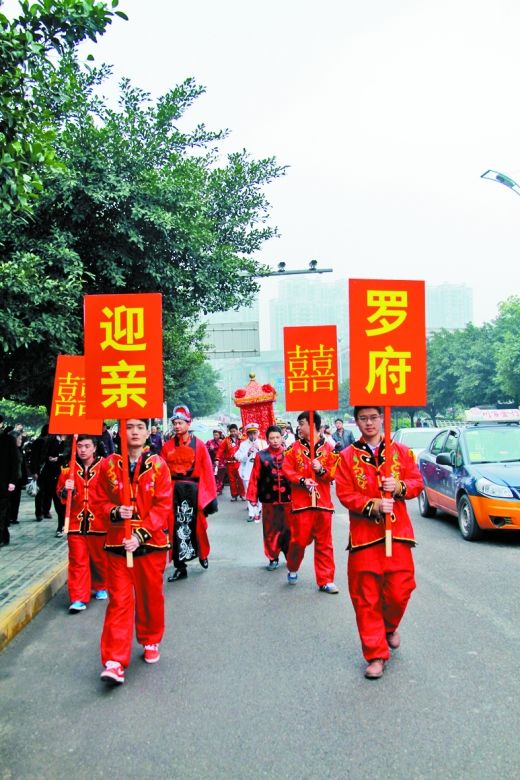 【组图】男子牌匾花轿娶新娘 称低碳环保还经济(图)