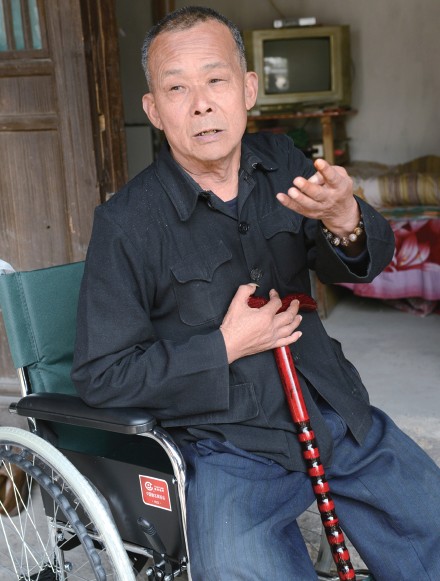 已经67岁的富林愚如今已没有能力挣钱，但他一直没忘剩下的3000元债务。文广摄