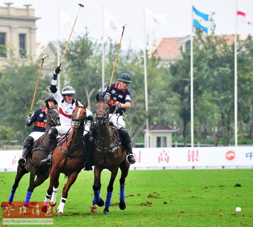 2013年10月1日,由国际马球联合会和中国马术协会联合举办的“2013富国高银超级国家杯”马球赛在天津环亚国际马球会开幕。新华社记者岳月伟摄
