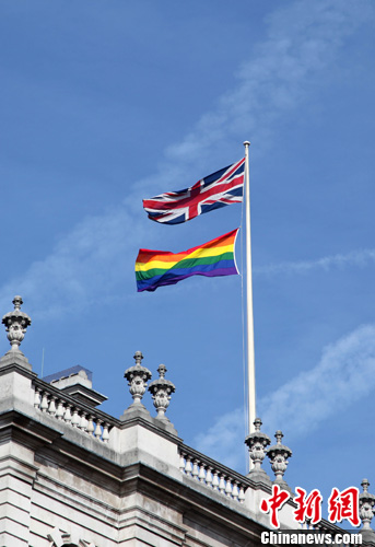 伦敦白厅街悬挂彩虹旗纪念同性婚姻法生效图