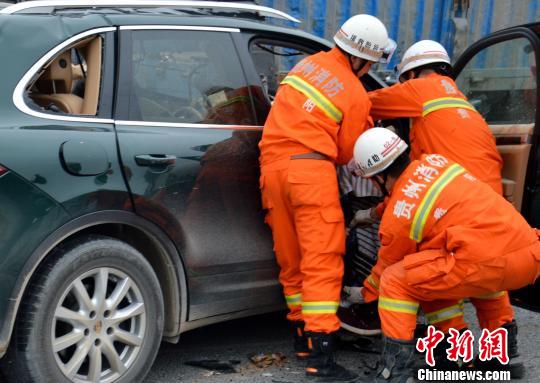 3月30日17时许，贵州省贵阳市云岩区北京东路发生一起交通追尾事故，致5人遇难1人受伤。　钟欣　摄