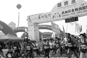 本届苏州环金鸡湖马拉松比赛吸引了2.2万人参加