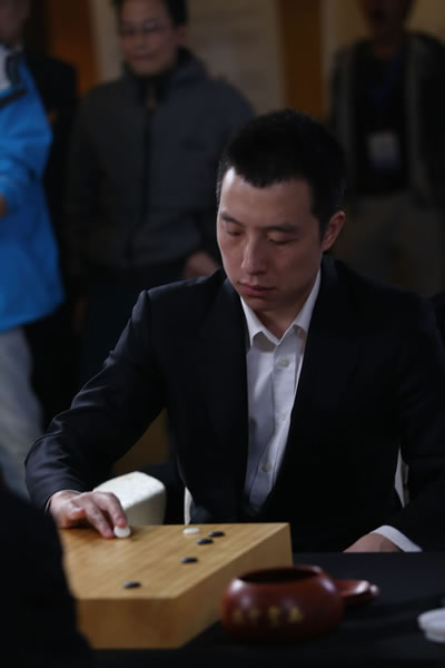 圖文:十番棋第三局中盤勝李世石 古力落子瞬間