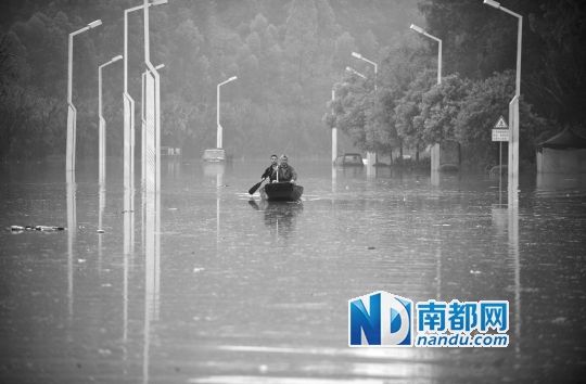 绿色路党校附近路段积水超过1米，被水浸泡的路面约有100米长，人们只能划船通行。