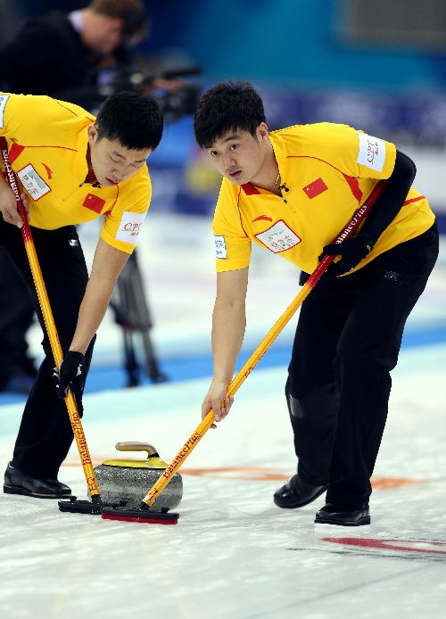 图文:2014男子冰壶世锦赛第四日 徐晓明刷冰