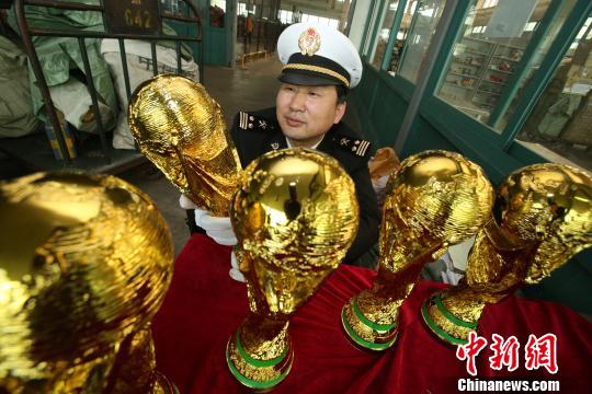 图为海关查获的大力神杯图。 陈颖 摄