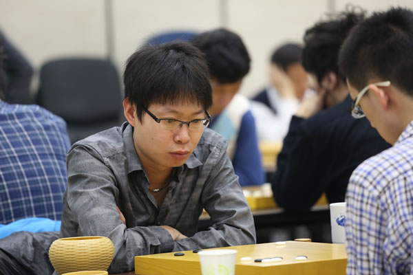 图文:第27届名人战本选赛首轮 刘星紧盯棋盘