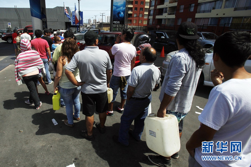 当地时间2014年4月2日，智利伊基克，地震导致山体滑坡堵住道路，智利北部沿海遭遇8.2级地震袭击，当局也立即发布了海啸警报，据悉灾难目前导致6人死亡。东方IC版权图片，请勿转载。