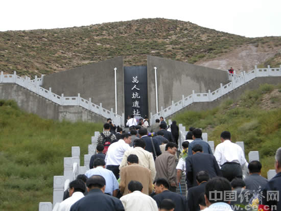 9月18日大同上千名群众在“万人坑”遗址凭吊日军侵华期间死难矿工。记者白吉平 摄