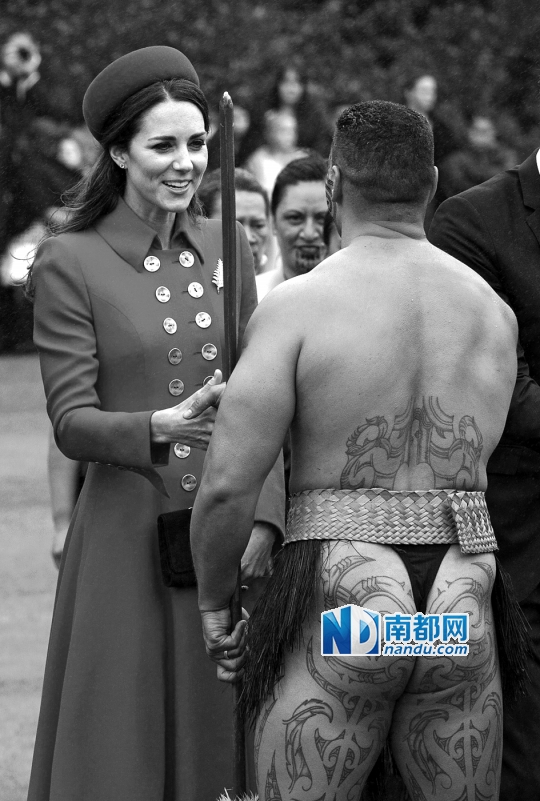 凯特王妃与一位满是文身、穿着露臀传统服装的毛利武士交谈。