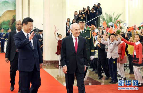会谈前，习近平在人民大会堂为佩雷斯举行欢迎仪式。 新华社记者姚大伟 摄