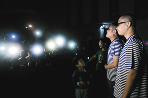 2013年夏天，青曲社演出期间遭遇停电事故，苗阜（右二）和搭档王声在观众手机灯光的照射下继续表演