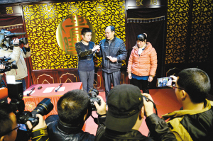 苗阜（右三）曾在西安青曲社举办义演，为患有尿毒症的青年张坤筹集善款