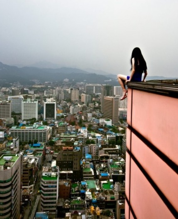 女生站在高楼伤感图片图片