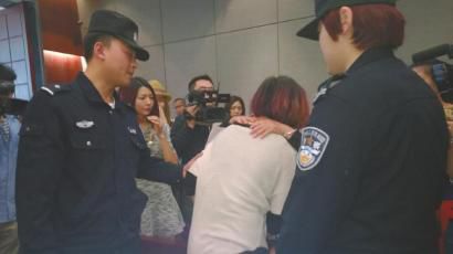因交通肇事罪获刑一年后,陈思思和母亲抱头痛哭。