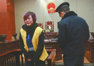 2013年12月25日,陈思思在法庭上向受害者家属鞠躬。