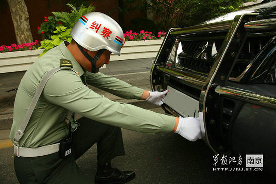 资料图:解放军警备纠察队检查军车