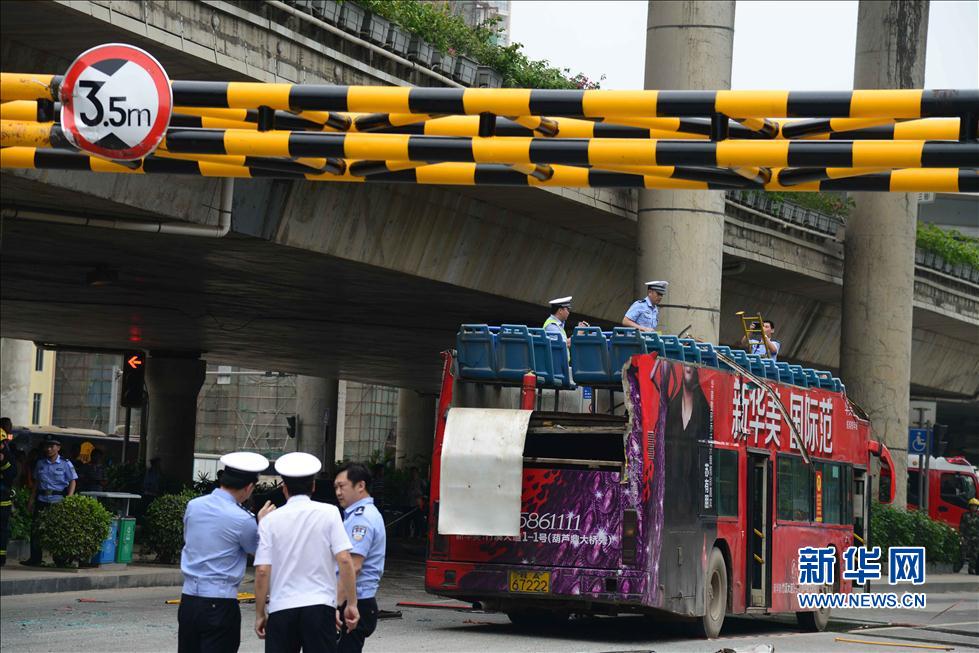 南宁一双层公交车被限高架“削顶”28人受伤