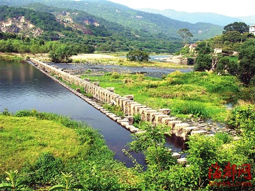 高低两座石蹬桥并排横跨在溪面上