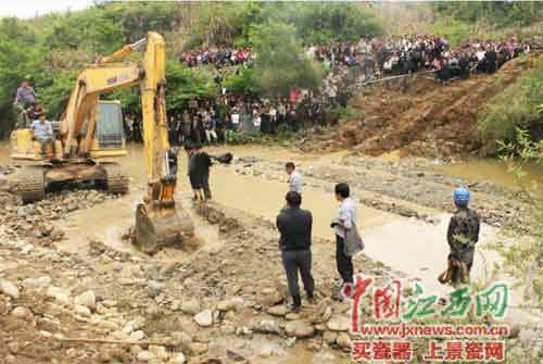 4月16日13时左右，挖掘机正式对河床开挖。
