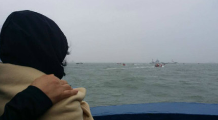 失踪人员家属在看海上搜救情况