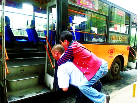 公交司機揹著下肢癱瘓的女乘客上車 市民周女士供圖