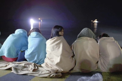 4月17日，韩国“岁月”号客轮上的失踪乘客家属在全罗南道珍岛港口等待消息。新华社发