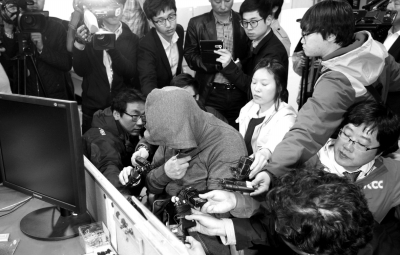 4月17日，韩国木浦海警署，调查开始前，失事客轮“岁月”号的船长李俊锡接受媒体采访。李俊锡似乎十分羞愧，不敢面对镜头。图/CFP