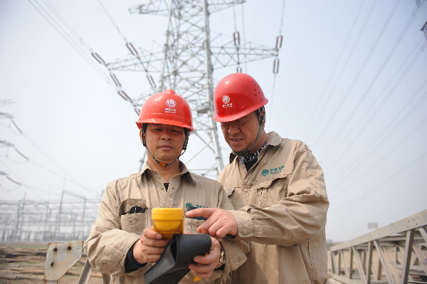 新華網天津頻道4月18日電 4月16日,天津送變電工程公司線路運維人員對