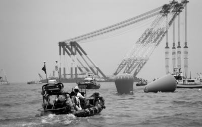 4月18日，为维持沉没客轮的浮力，韩国军方在事发海域投入数个气囊。新华社发