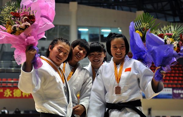 图文女子柔道全锦赛赛况70公斤以下级前三名