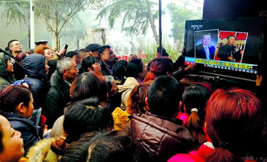 今年2月20日，绵阳小岛村，村民们将电视机搬到广场，收看刘汉刘维涉黑集团被起诉的新闻。