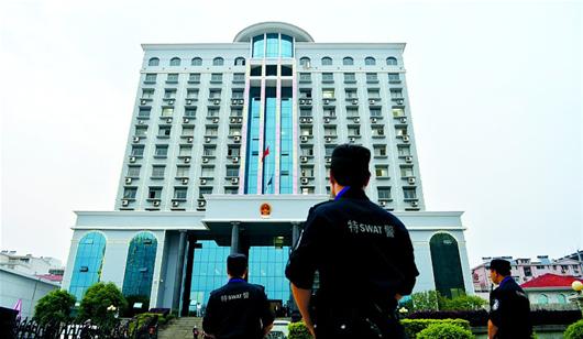 特警在咸宁市中级人民法院门前维持秩序。
