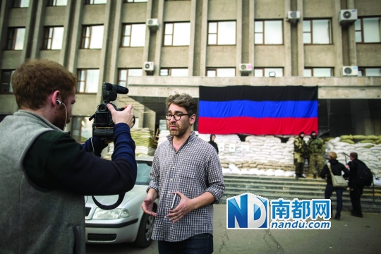 供职于美国韦斯新闻网站的记者西蒙・奥斯特罗夫斯基(中)一直跟踪报道乌克兰局势。 资料照片