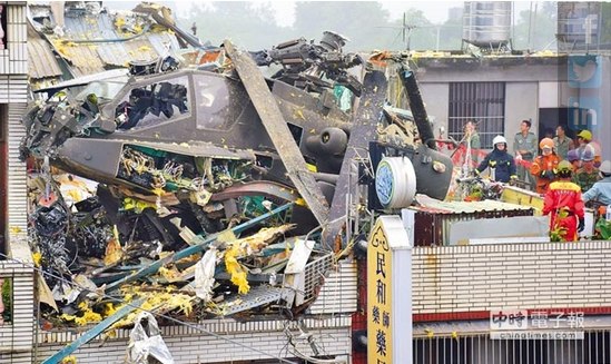 台军阿帕奇直升机4月25日坠毁桃园龙潭乡中正路三林段民宅2楼顶，机身几乎全毁。（来源 台湾《中国时报》）