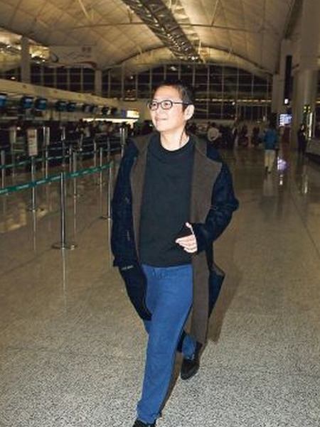 何超琼与同性密友俞琤赴法前后脚抵机场