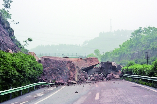 兰海高速雷神店塌方致交通中断前往贵州需从古剑山下道绕行(图)