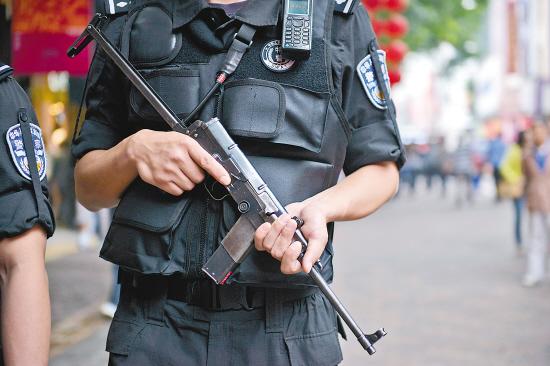 广州四千警察佩枪巡逻备手铐警棍等八大件