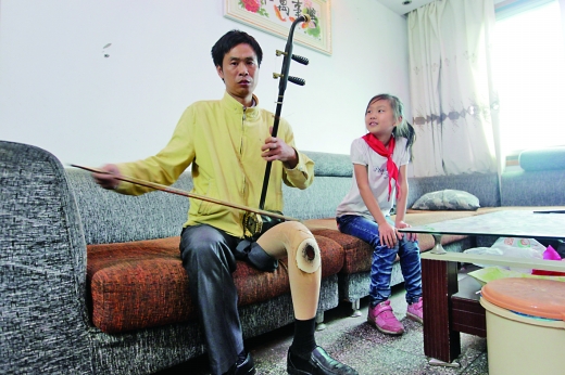 44岁的云阳教师陈冰装上假肢又回到讲台，他说只要自己能站得起一天，就教一天书